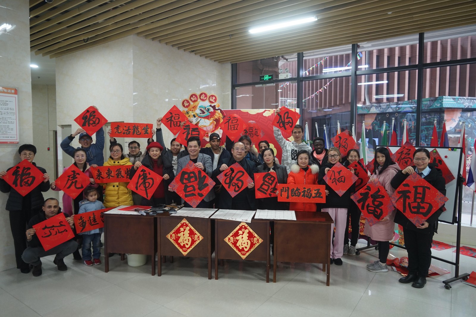 国际学院举行中外师生迎新春文化体验活动（2022-01-18）